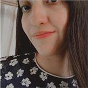 Profesora con enfoque personalizado según intereses y necesidades de cada estudiante